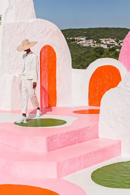 Retro Futuristic Elegance - Пример 4