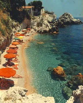 Retro Mediterranean Escape - Пример 1