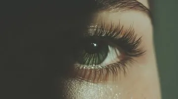 Moody Eye Close-Up - Пример 2